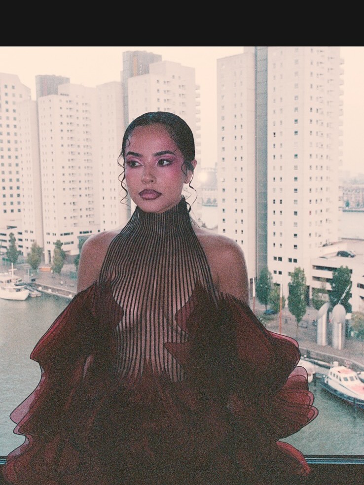 IMG_2726 Becky G desnuda como la diminuta diosa que incendia el pop con curvas, barrio y veneno