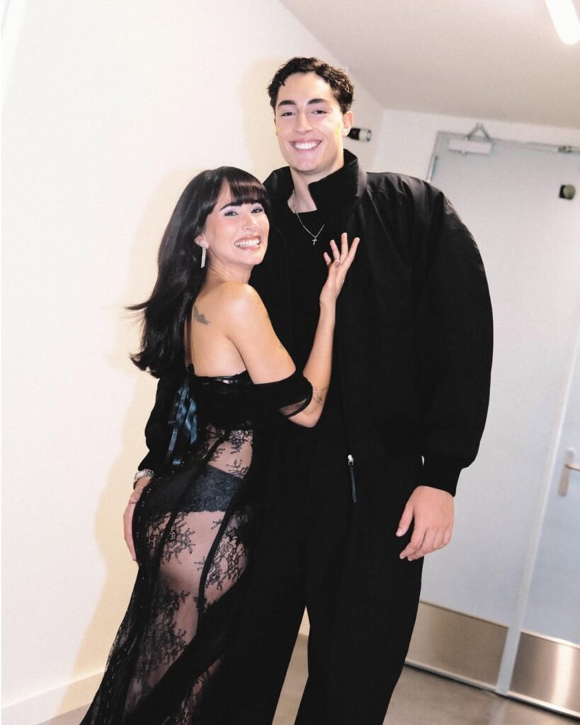 SaveClip.App_579690663_18350748457203716_4231815349425201304_n-819x1024 Aitana OT desnuda culazo en concierto junto a Plex