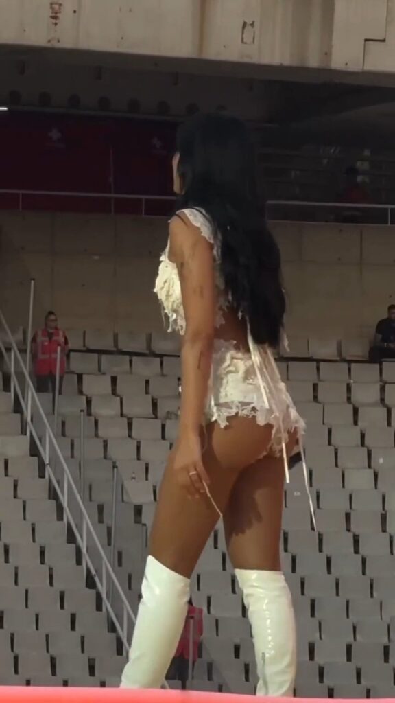 VideoCapture_20250730-155933-576x1024 Aitana OT desnuda culazo en concierto junto a Plex