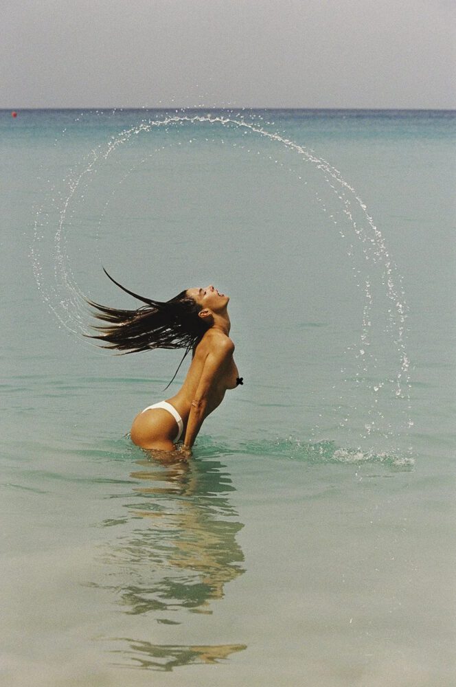 alessandra-ambrosio-nude-wet-ass-boobs-lavarice-070-664x1000-1 Alessandra Ambrosio se desnuda ante el mundo