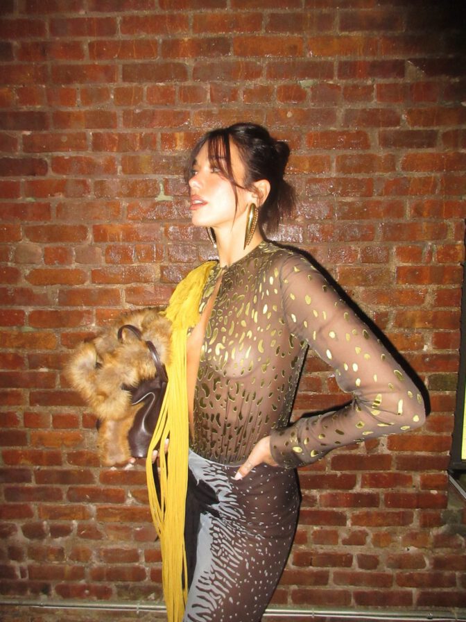dua-lipa-nipples-see-through-leopard-bodysuit-002-672x896-1 Dua Lipa desnuda erotismo pasional en su espectáculo personal