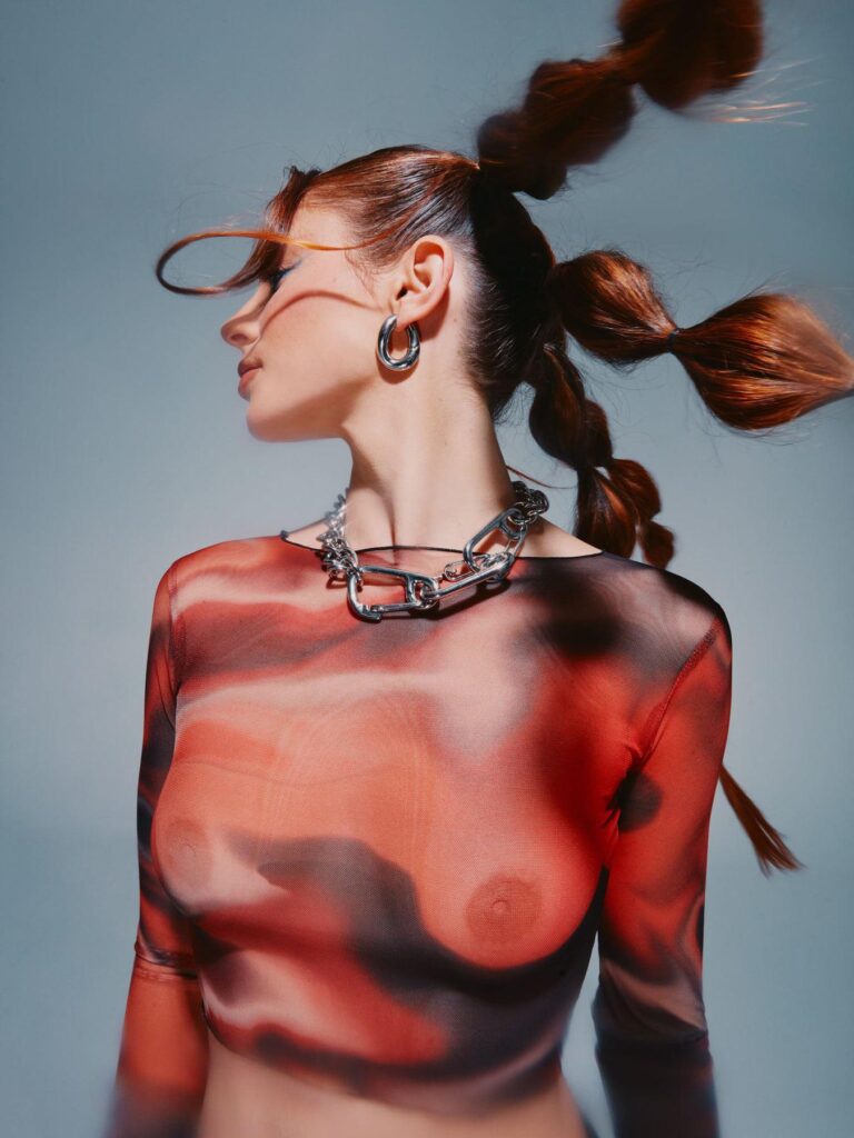 emeta-768x1024 Agostina Goñi desnuda entre algoritmos y cámaras