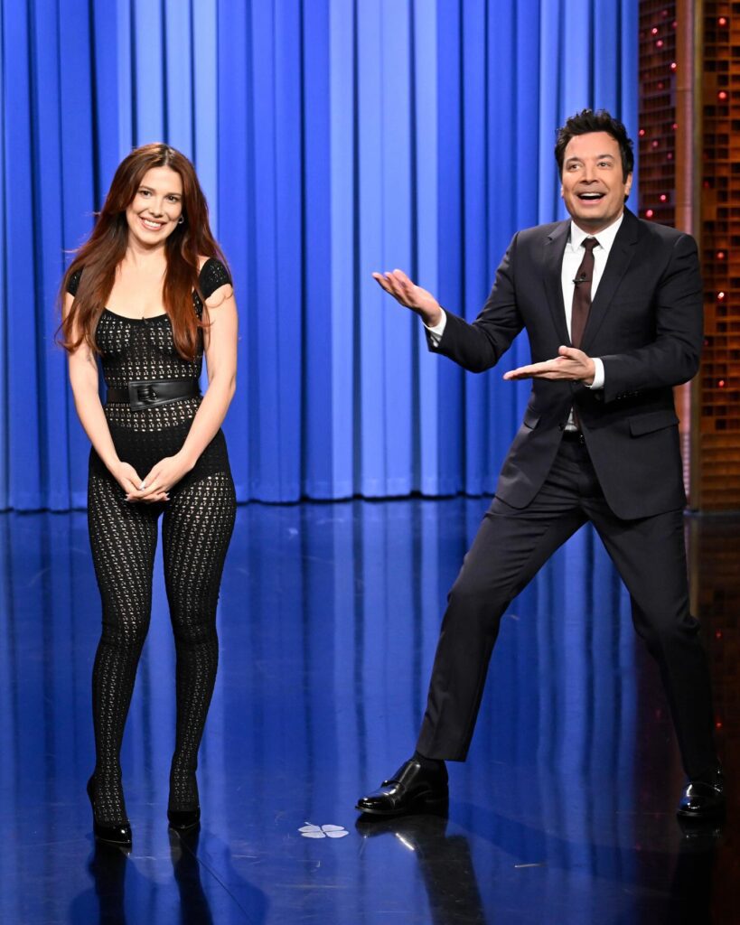 fallontonight_1765192068257-819x1024 Millie Bobby Brown con desnudo muestra erotismo y deseo en Estado eléctrico