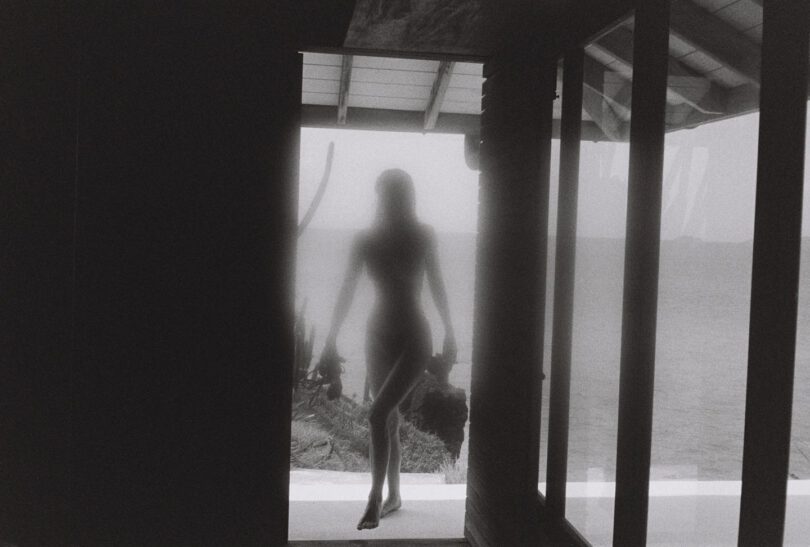 kendall-jenner-topless-blurry-black-and-white-ocean-silhouette-810x547-1 Los desnudos de Kendall Jenner