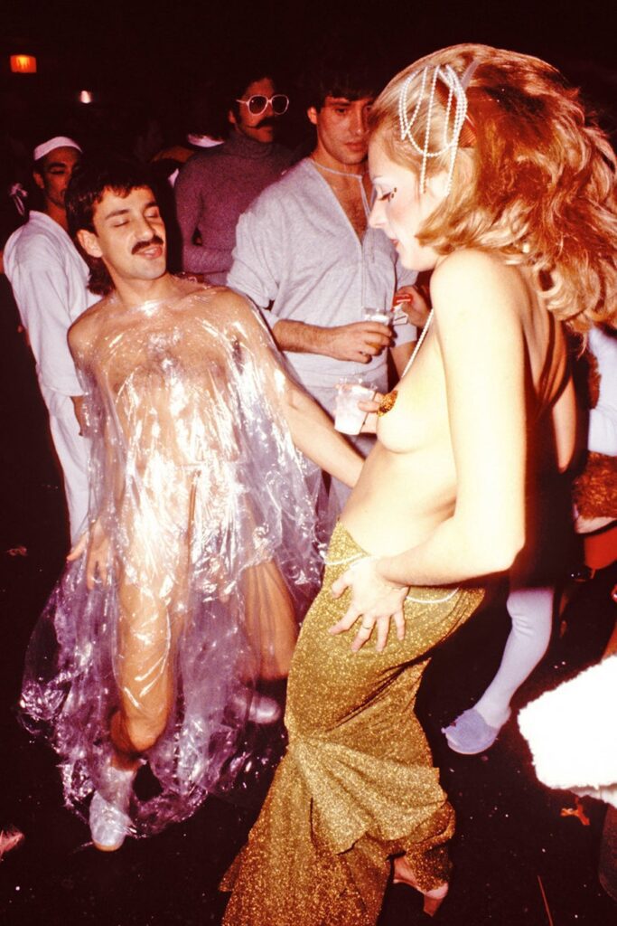 original-grid-image-3290-1492024956-5-683x1024 Studio 54: el templo donde la realidad se disfrazó de cine