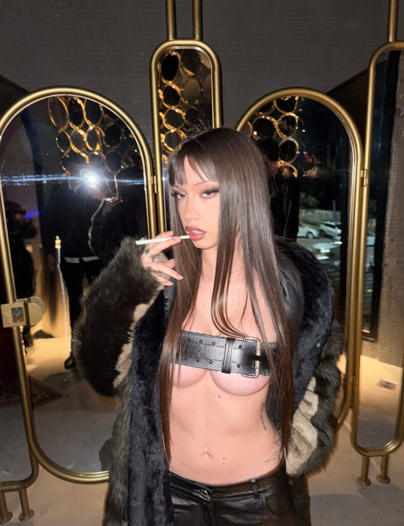 sixsex_bb-20250912_181305-1780352390-786x1024 Six sex desnuda como la reina del ravetón que llegó para dinamitar la escena