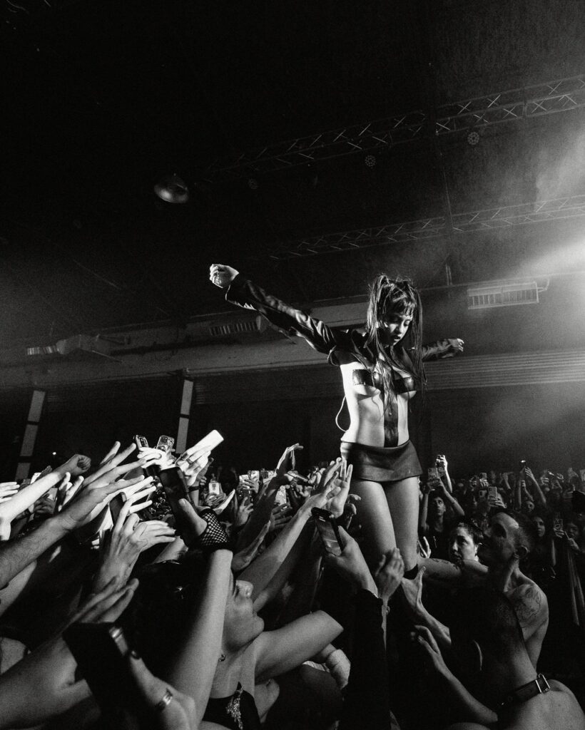 sixsex_bb-20250916_182622-3424760743-820x1024 Six sex desnuda como la reina del ravetón que llegó para dinamitar la escena