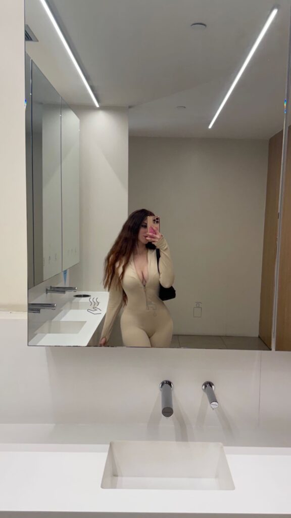 zeiing_1764095529_1418554723-576x1024 Zeling desnuda entre ligas y leyendas