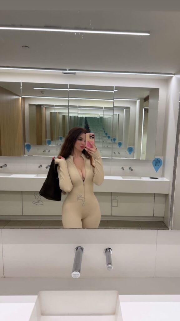 zeiing_1764101480_1418554723-576x1024 Zeling desnuda entre ligas y leyendas