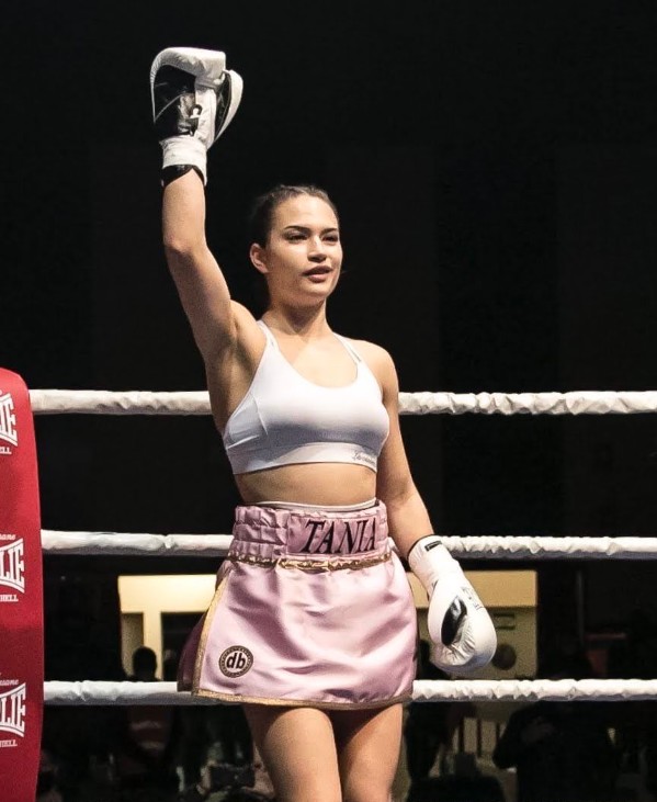 0902-taniaalvarez2 Tania Álvarez desnuda la "violencia" más elegante del ring