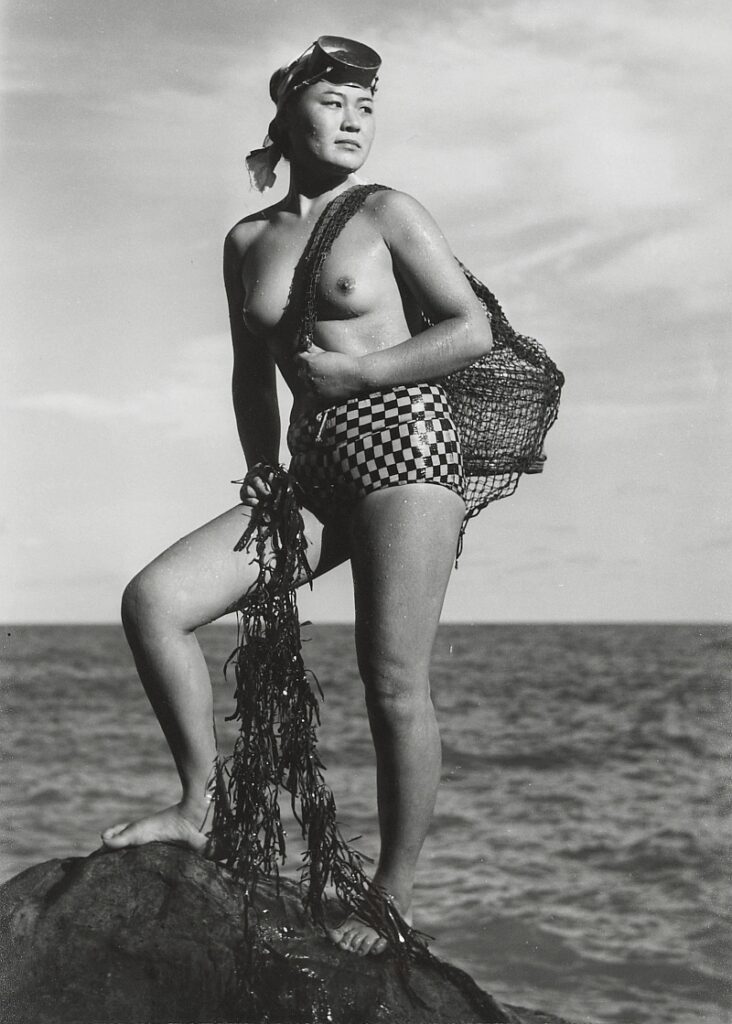 15b-Seaweed-Gatherers-c.-1950-732x1024 Los desnudos clásicos de Iwase yoshiyuki y el cuerpo que conoce el mar