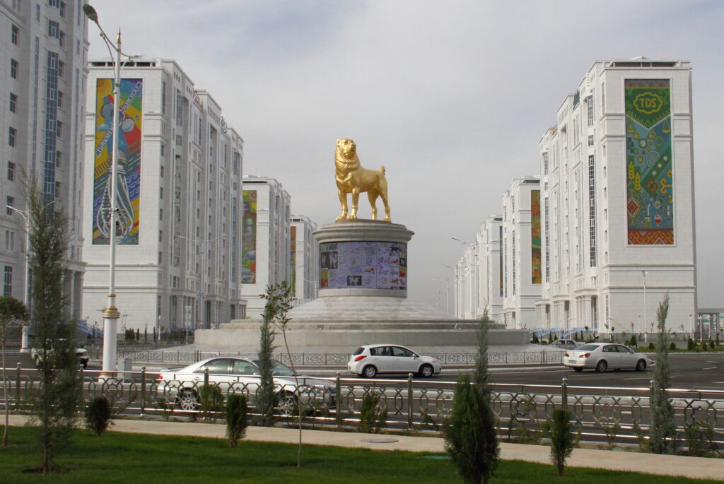 2FNIMAU6YLCLLNSFZCNAXKRB6Y-1024x685 Ashgabat, la ciudad blanca: entre la paz mineral y el espejismo fantasmagórico