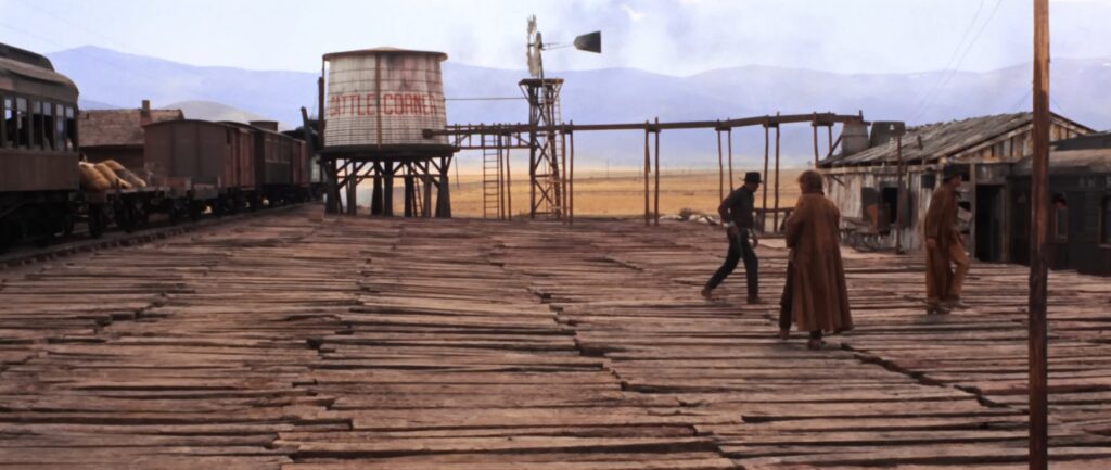 Captura-de-pantalla_1-12-2025_204557_www.youtube.com_-1024x433 La escena de apertura de 'Hasta que llegó su hora': arquitectura del silencio que funda un mito