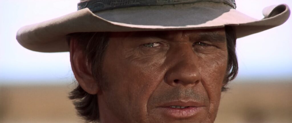 Captura-de-pantalla_1-12-2025_204914_www.youtube.com_-1024x431 La escena de apertura de 'Hasta que llegó su hora': arquitectura del silencio que funda un mito