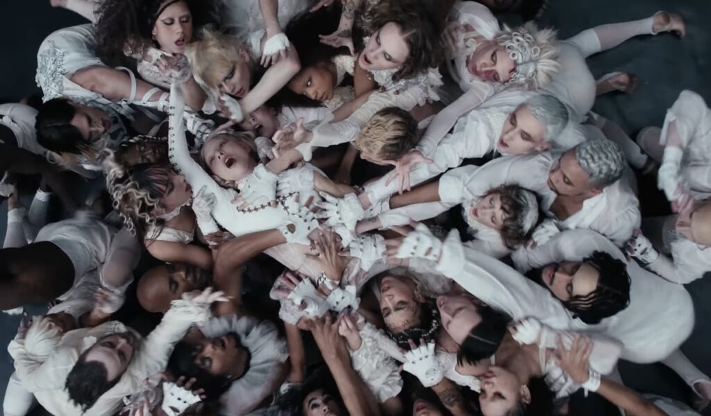 Captura-de-pantalla_20-12-2025_104355_www.youtube.com_-1024x600 Análisis musical: 'Abracadabra', el hechizo sonoro de Lady Gaga