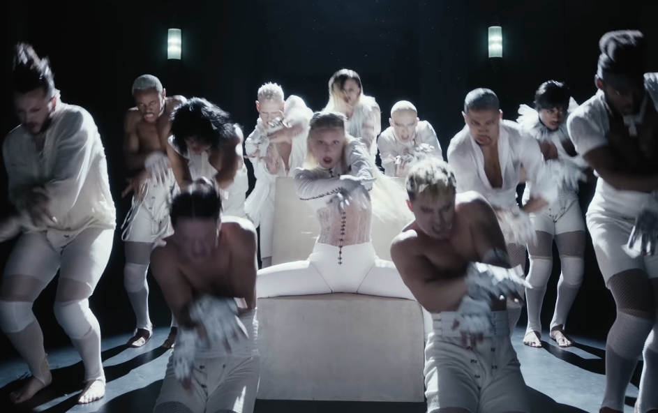 Captura-de-pantalla_20-12-2025_104417_www.youtube.com_ Análisis musical: 'Abracadabra', el hechizo sonoro de Lady Gaga