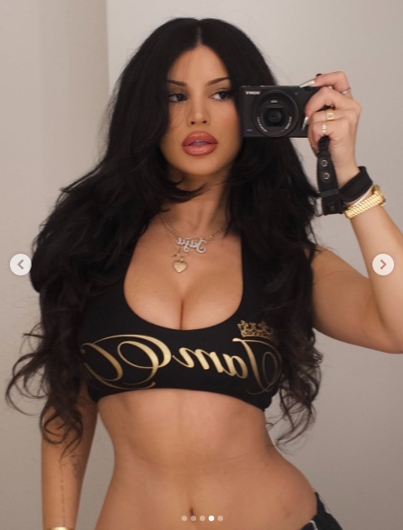 Captura-de-pantalla_21-2-2026_195357_www.instagram.com_ SincerelyJuju tiene un mal funcionamiento desnudo de vestuario mientras transmitía