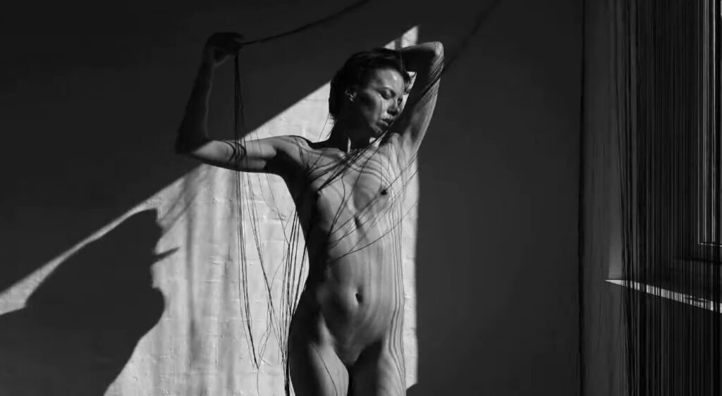 Captura-de-pantalla_27-12-2025_83230_www.youtube.com_-1024x562 El cuerpo desnudo como sombra danzante: erotismo, luz y dignidad en Shadow tango nude model dancing in beautiful light de CommandoArt