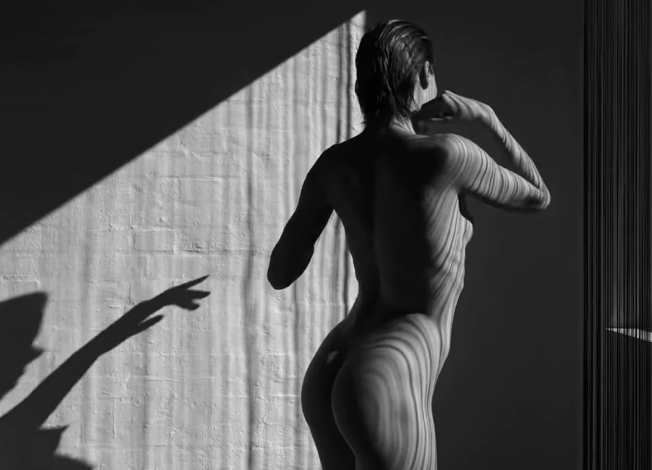 Captura-de-pantalla_27-12-2025_83656_www.youtube.com_ El cuerpo desnudo como sombra danzante: erotismo, luz y dignidad en Shadow tango nude model dancing in beautiful light de CommandoArt