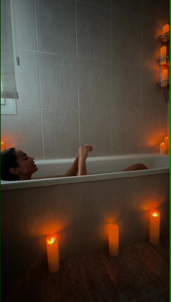 KP6C8BXv_o-580x1024 Lara Alvarez y el pezón que desafía y saluda al mundo