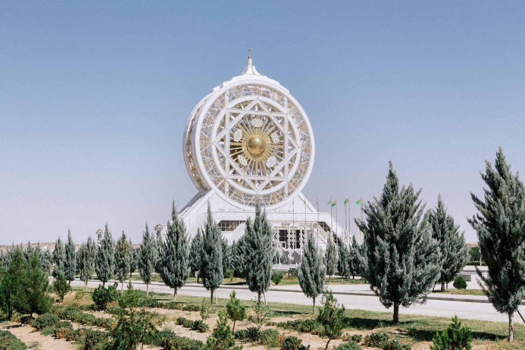 actualidad-turkmenistan-asjabad-ciudad-fantasma-aeropuerto-5-1024x683 Ashgabat, la ciudad blanca: entre la paz mineral y el espejismo fantasmagórico