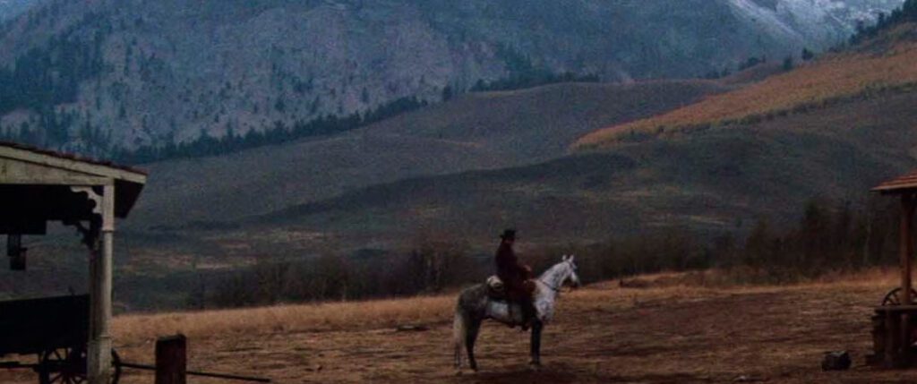 b66ed5c6-b293-459a-8ead-43447c1f6051-fotor-2025122010153-1024x429 Análisis de fotograma | El espectro en el horizonte: composición, mito y juicio en El jinete pálido