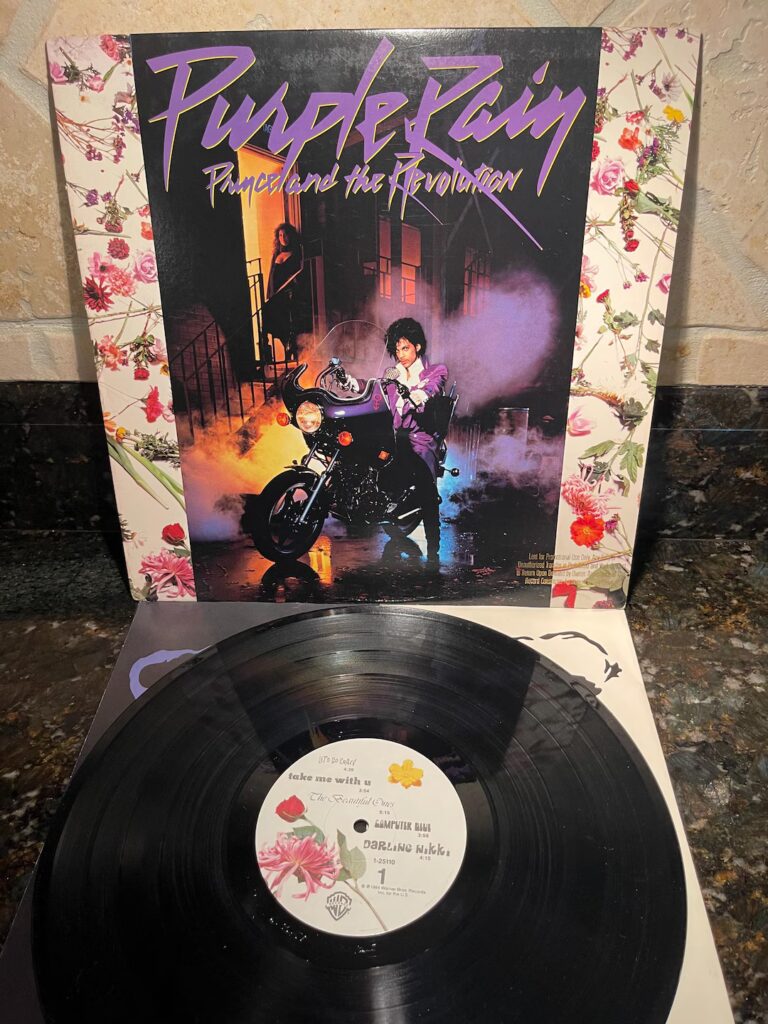 il_1080xN.7410851373_6efp-768x1024 Análisis musical | La lluvia púrpura como liturgia sonora: un viaje por el corazón de “Purple Rain”