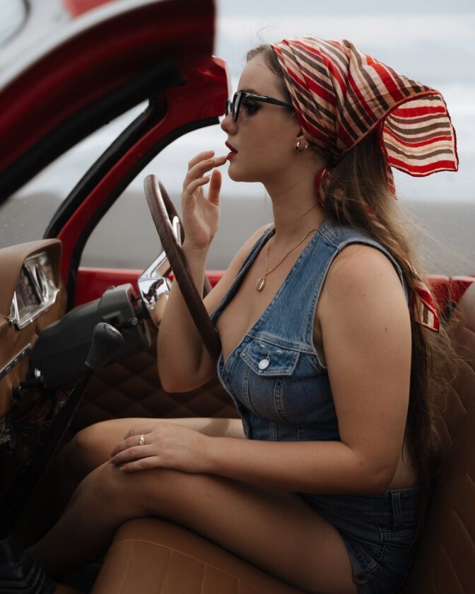 isabella-ardley-sexy-beach-car-cleavage-pinup-photoshoot-006-672x840-1 Isabella Ardley desnuda como promesa del ballet a icono de las redes sociales