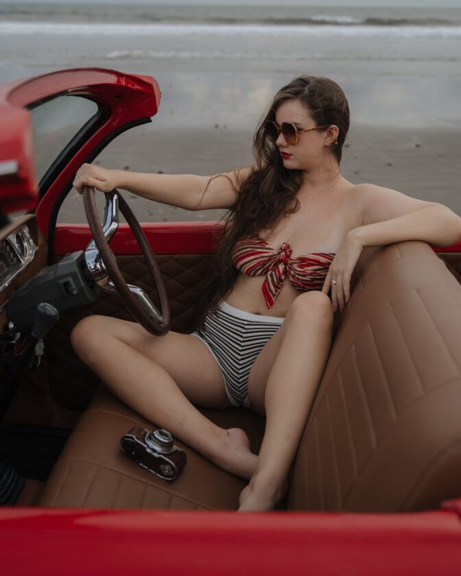 isabella-ardley-sexy-beach-car-cleavage-pinup-photoshoot-013-672x840-1 Isabella Ardley desnuda como promesa del ballet a icono de las redes sociales