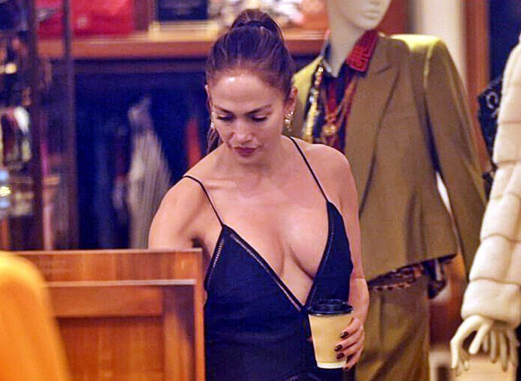 j-lo-08-1024x749 Jennifer Lopez nos propone admirar su cuerpo al desnudo en la actualidad