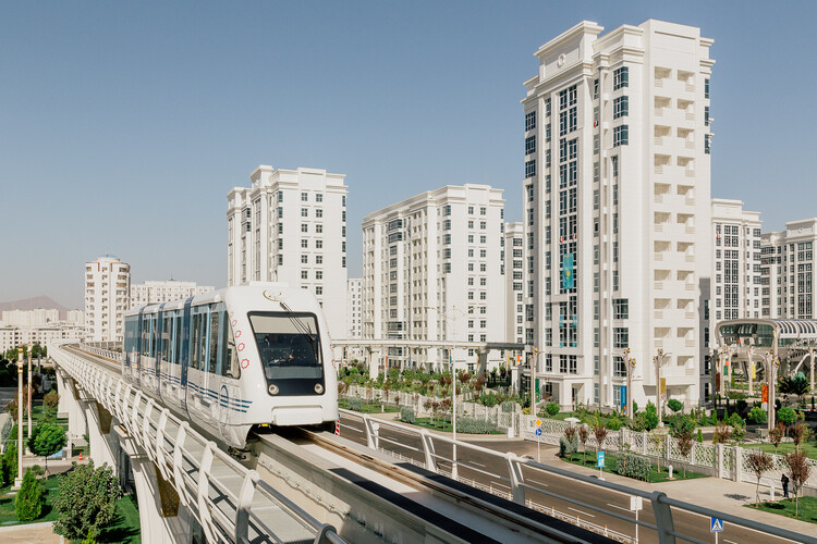 una-ciudad-fantasma-la-historia-de-los-edificios-de-marmol-blanco-de-ashgabat-la-capital-de-turkmenistan_7 Ashgabat, la ciudad blanca: entre la paz mineral y el espejismo fantasmagórico