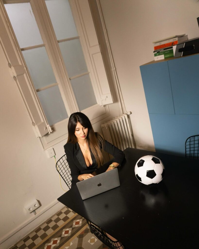 417935883_897571802084516_4329695486722563477_n-819x1024 Tania Tejeira desnuda la voz del derecho deportivo en la televisión nacional