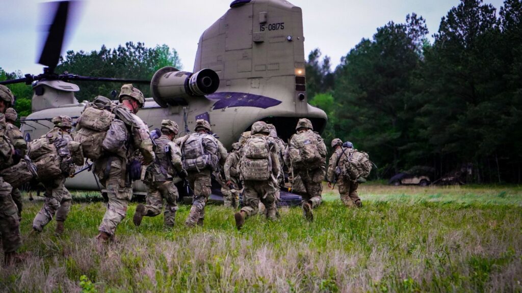 62603433-1024x576 Delta Force: cuando el cine de acción de los ochenta parece anticipar la fantasía política de Donald Trump y la captura imposible de Nicolás Maduro