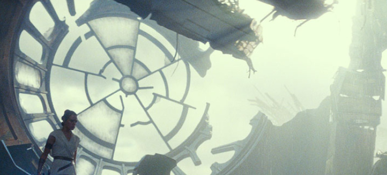 673a776f228a8-fotor-20260128201813 Análisis de fotograma: el duelo entre ruinas y linajes de El Ascenso de Skywalker