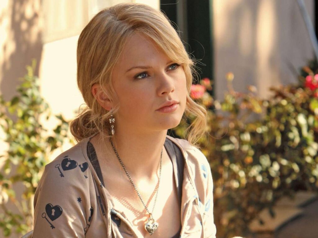 858674514_243536746_1706x1280-1024x768 La primera vez que vimos a Taylor Swift fue en un motel de CSI