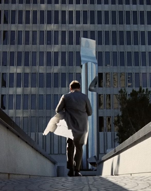 Captura-de-pantalla_17-1-2026_17217_www.youtube.com-fotor-20260117172343 Análisis de fotograma | El hombre reducido a geometría: la soledad vigilada en La conversación