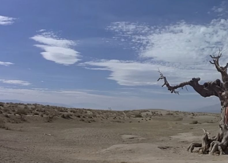 Captura-de-pantalla_6-1-2026_92045_www.youtube.com-fotor-2026010695143 Análisis de fotograma de Conan el bárbaro (1982)