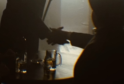 Captura-de-pantalla_8-1-2026_113013_www.youtube.com-fotor-20260108113310 Análisis de fotograma: El oeste como recuerdo: la penumbra donde muere el mito