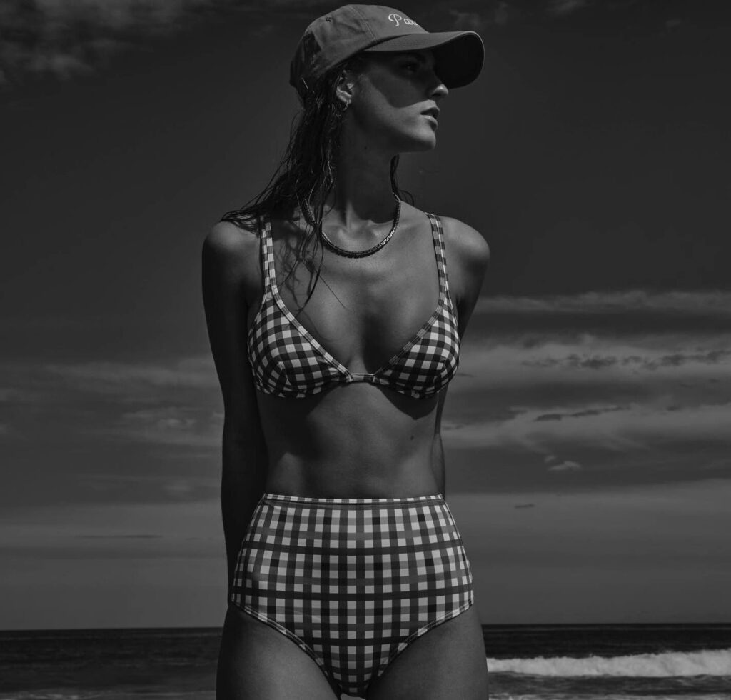 Emily-4-1024x980 Emily Feld desnuda: la serenidad de lo efímero en una mirada que embriaga al tiempo