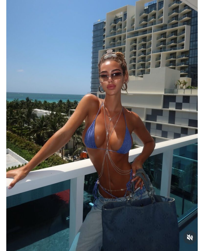 IMG_1529-835x1024 Vika Grram desnuda para la Generación Z ¿de zoquetes?