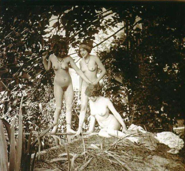 Jules_Richard_-Nude_in_the_Garden_1920 Realismo prohibido: así eran las imágenes eróticas que escandalizaron a la clase alta francesa