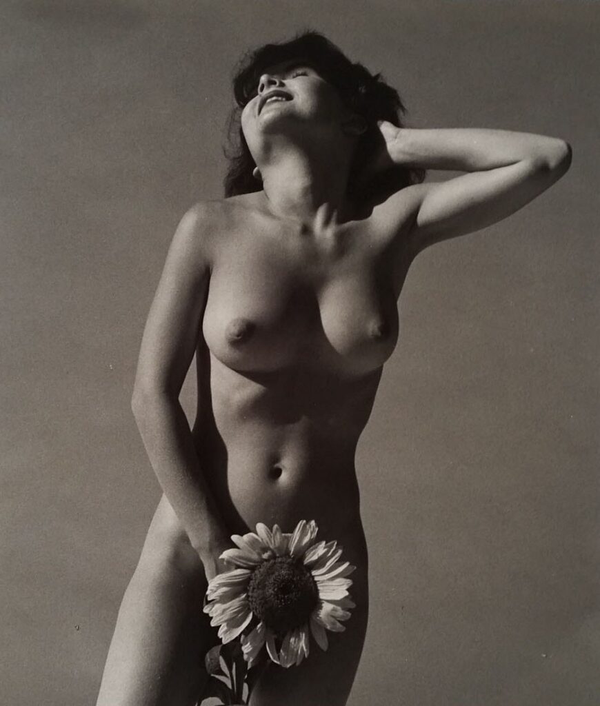 andre-de-dienes-nu-avec-fleurs-photograph-available-for-sale-on-wwwcompositiongallery1705412439-42413-870x1024 André de Dienes o la invención luminosa del desnudo moderno