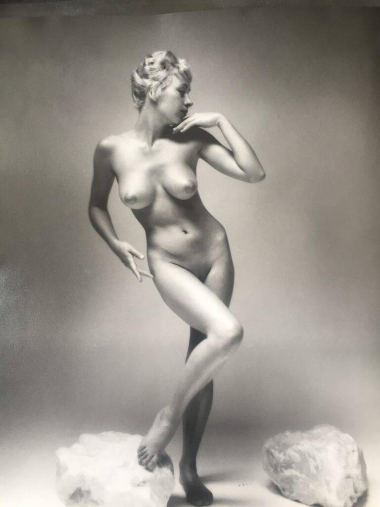 andre-de-dienes-nu-la-pose-photograph-available-for-sale-on-wwwcompositiongallery1705412298-03163-768x1024 André de Dienes o la invención luminosa del desnudo moderno