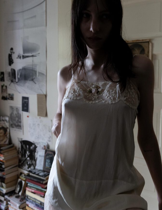 devon-ross-nude-exposed-see-through-slip-003-672x870-1 Devon Ross desnuda la elegancia del anacronismo y el peso del linaje