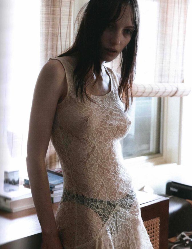 devon-ross-nude-exposed-see-through-slip-672x870-1 Devon Ross desnuda la elegancia del anacronismo y el peso del linaje