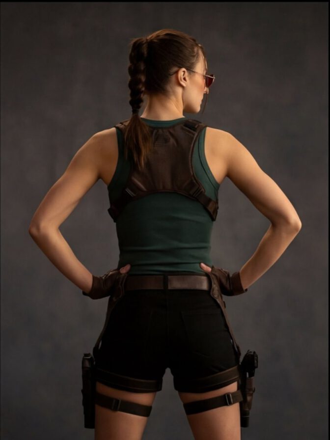 sophie-turner-lara-croft-tomb-raider-prime-video-promo-006-672x896-1 Sophie Turner al desnudo como Lara Croft