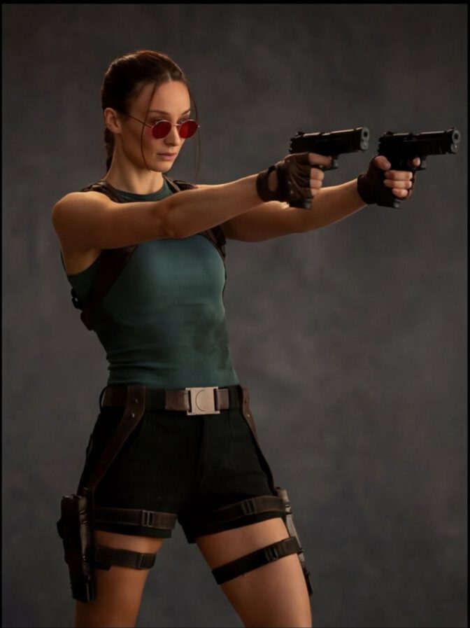 sophie-turner-lara-croft-tomb-raider-prime-video-promo-008-672x897-1 Sophie Turner al desnudo como Lara Croft