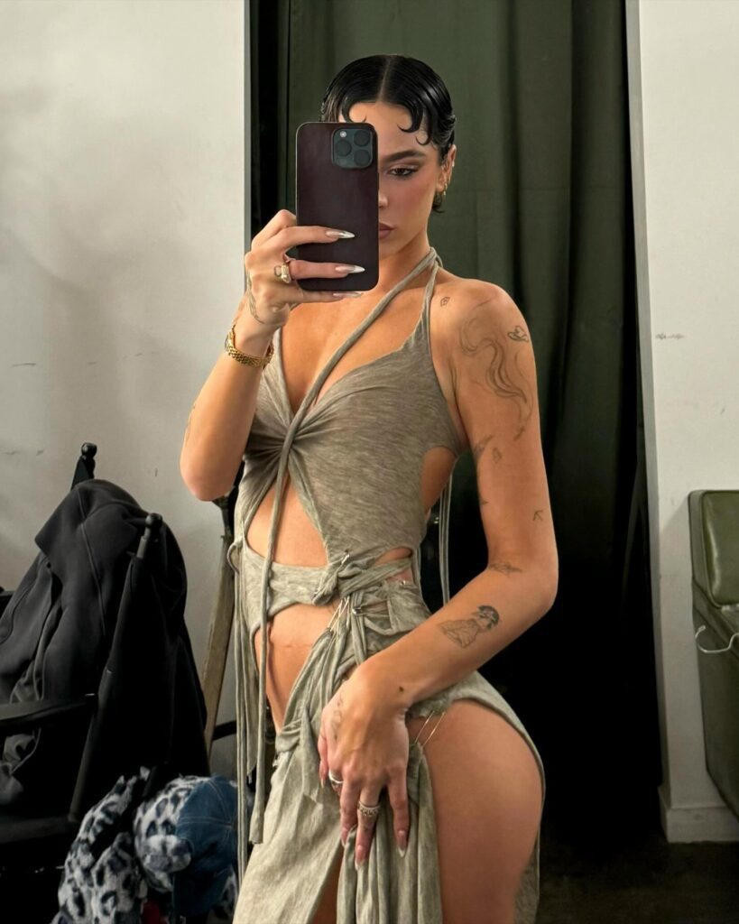 tini-819x1024 Tini stoessel desnuda como renacimiento de una femme fatale argentina