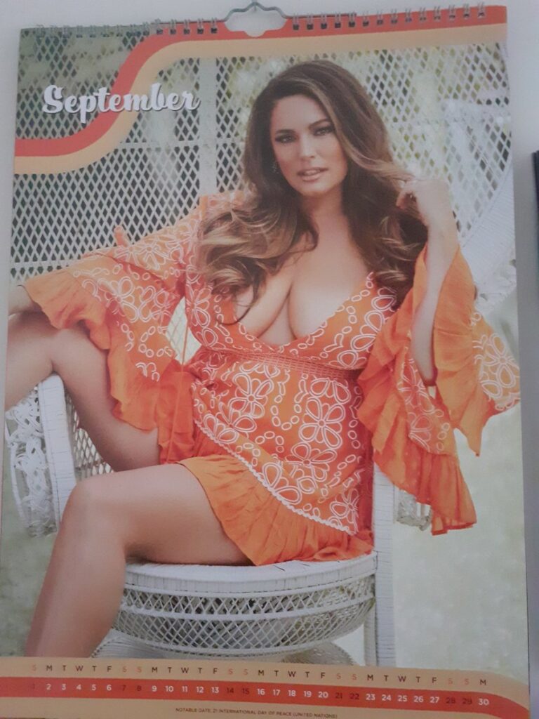 1763630576788-768x1024 Kelly Brook, encaje y luz: la voluptuosidad como arte de presencia