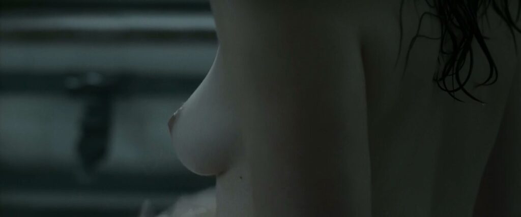 AzKoxBWW_o-1024x427 Rebecca Hall y el arte del rostro que sugiere deseo erótico